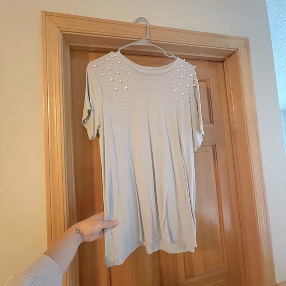 ✨ Express Pearl Accented T-Shirt - Size Medium - Picture 2 of 5